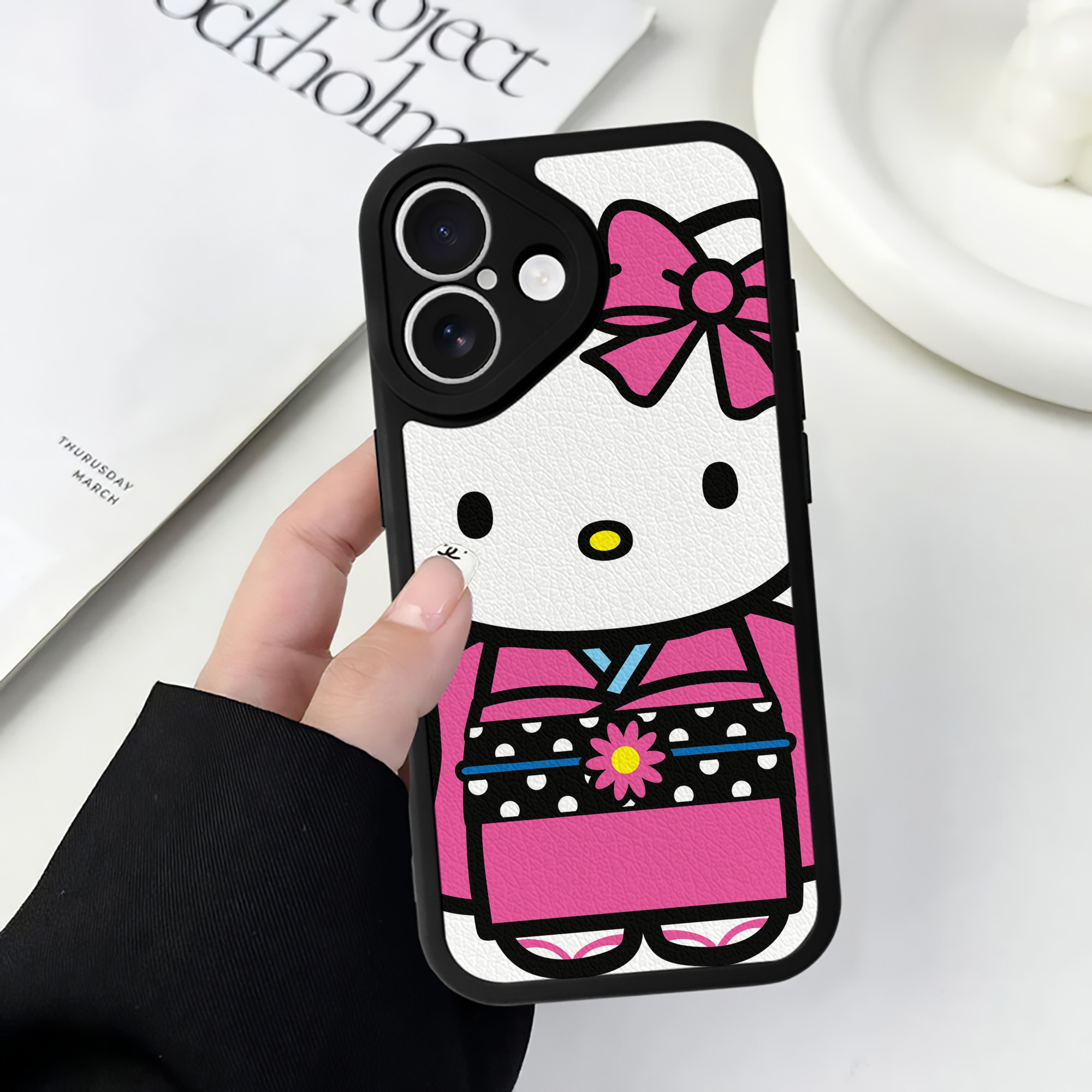 （画像用） Hello Kitty ハローキティ 【iPhone 16シリーズ対応】シリコンスマホケース（レザー調） 材質：シリコン